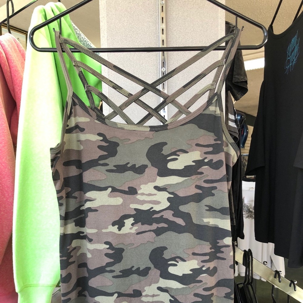 Camo strappy tank! 💚🖤